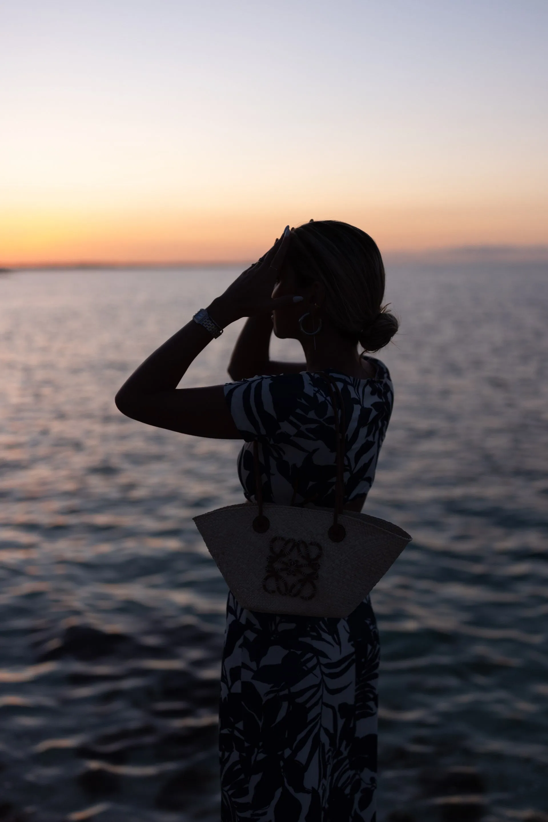 CROP TOP AZUL MARINHO PADRÃO FLORAL COM APLICAÇÃO