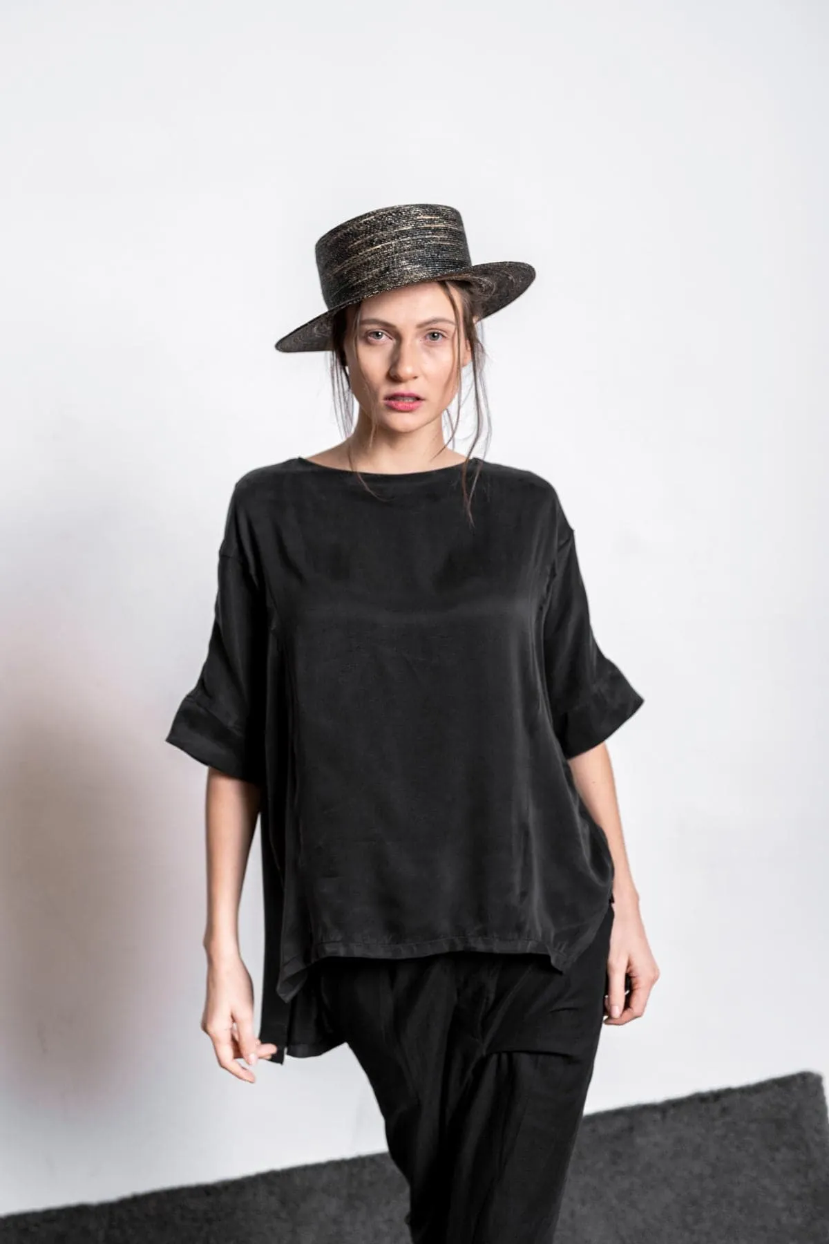 eigensinnig wien | Rosa | Oversize Bluse für Damen für den Sommer in Schwarz