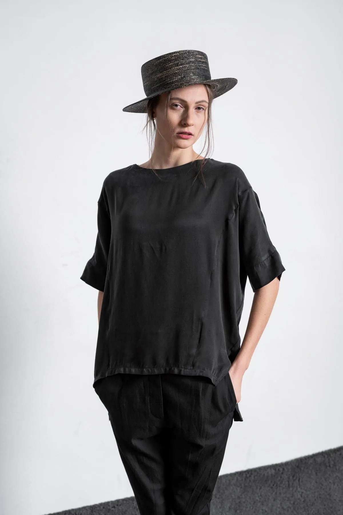 eigensinnig wien | Rosa | Oversize Bluse für Damen für den Sommer in Schwarz