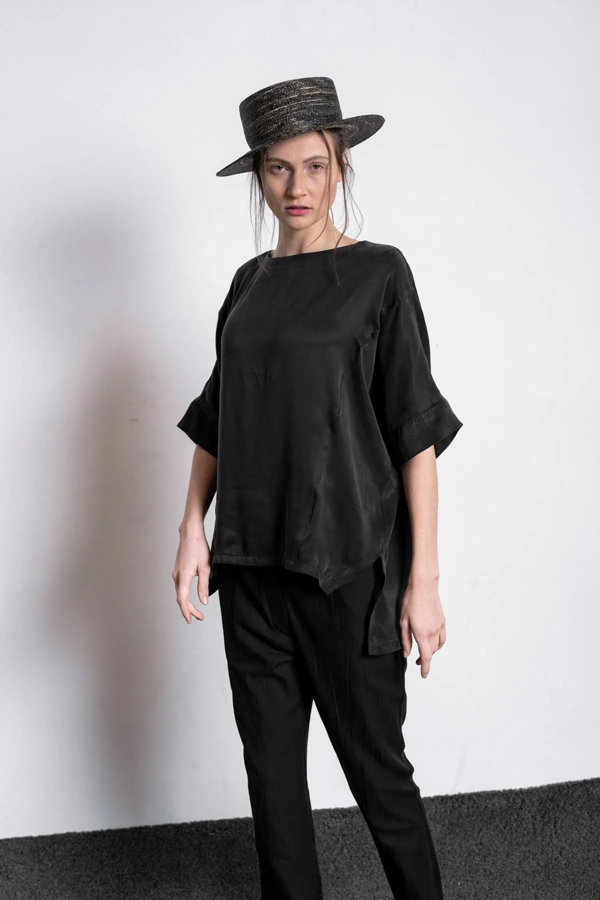 eigensinnig wien | Rosa | Oversize Bluse für Damen für den Sommer in Schwarz