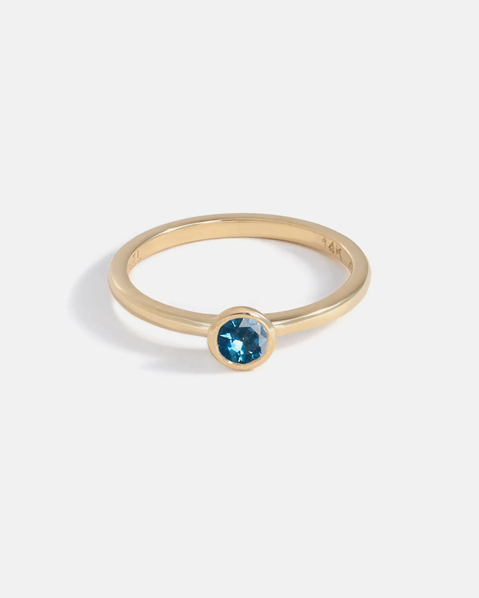 Origines Solitaire Ring with Montana Sapphire and Thin Forge Band in Gold