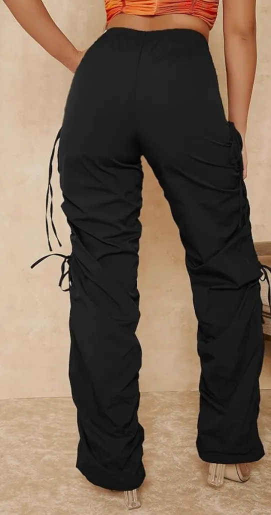 Pantaloni negri cargo cu taietura in genunchi ‘Effortlessly cool’